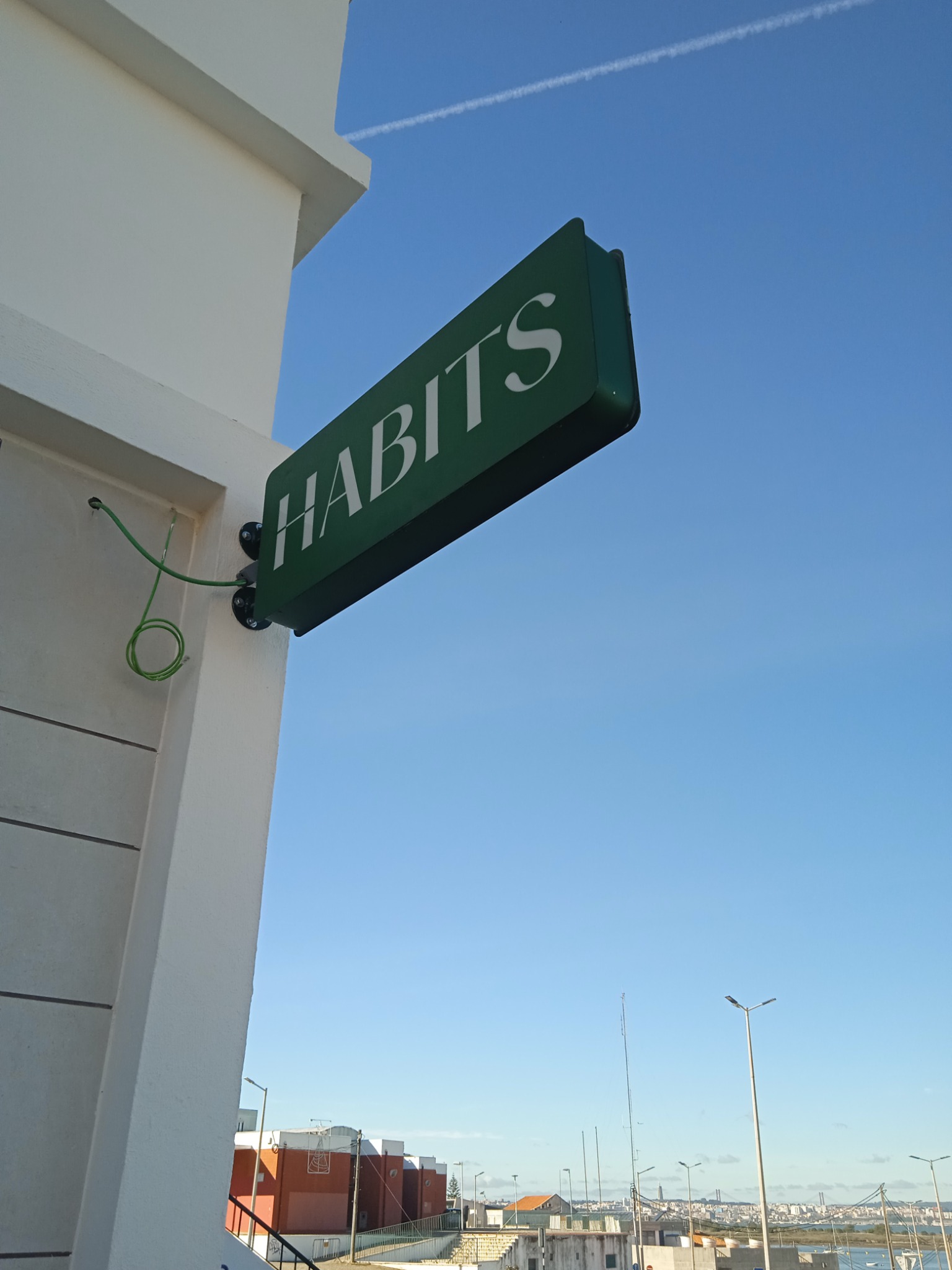 Habits — caixa luminosa e sinalização exterior